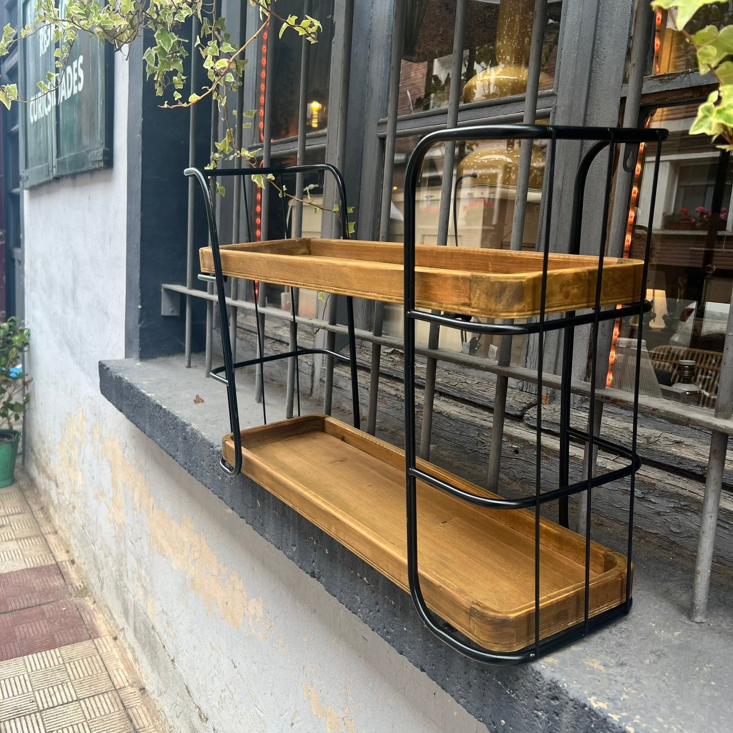 Estanteria de pared de metal y madera