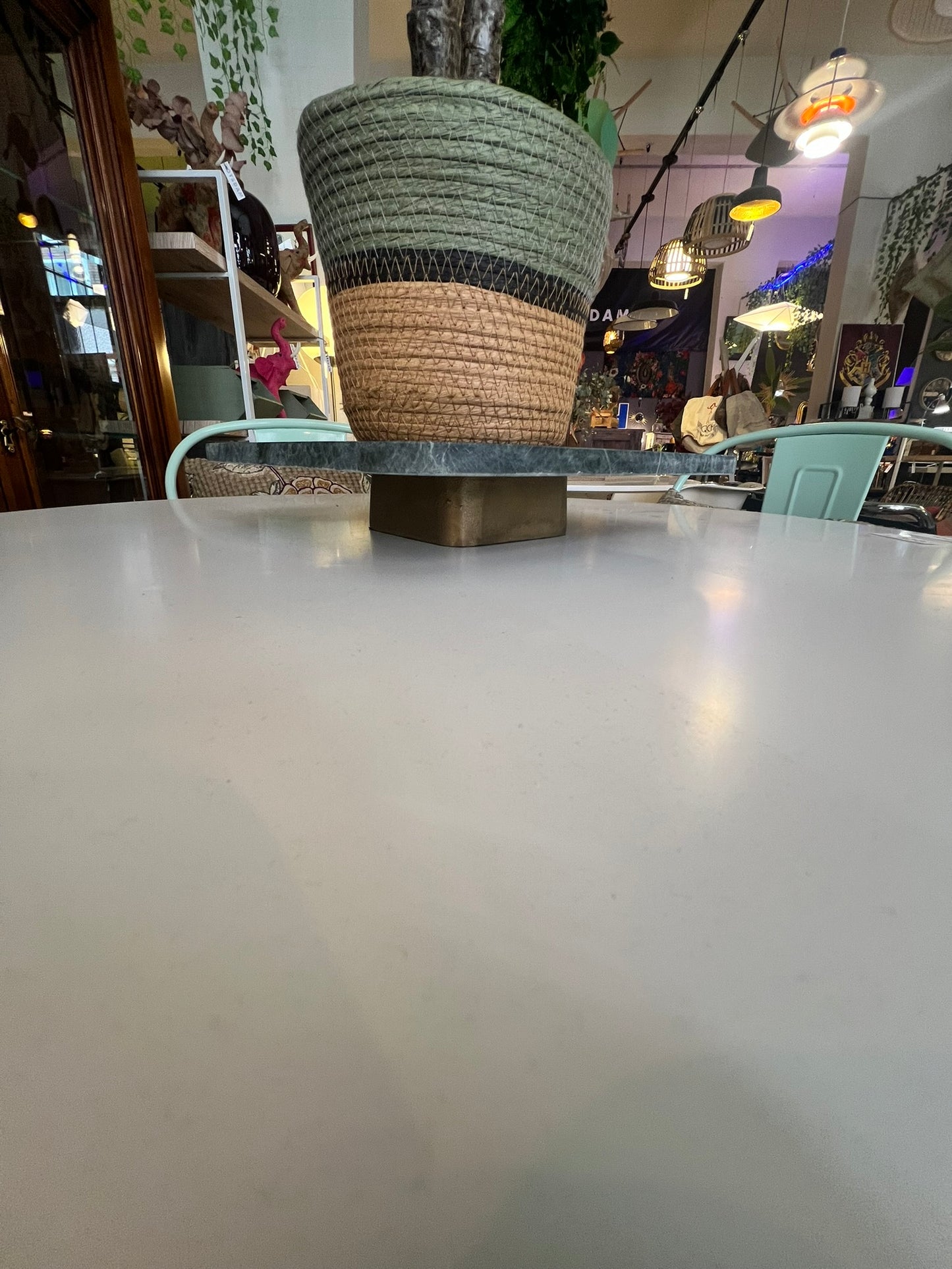 Peana sobre mesa marmol verde