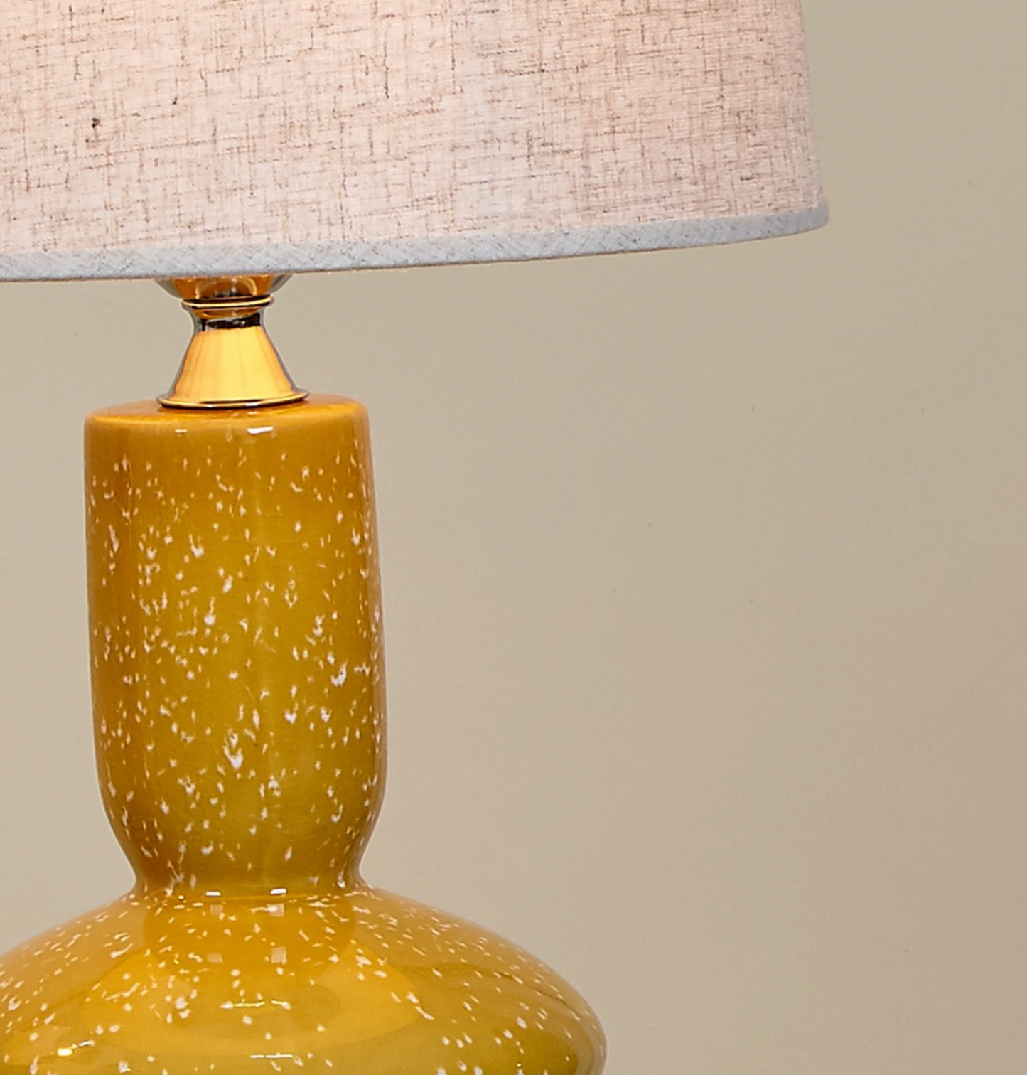 Lampara de sobremesa mostaza