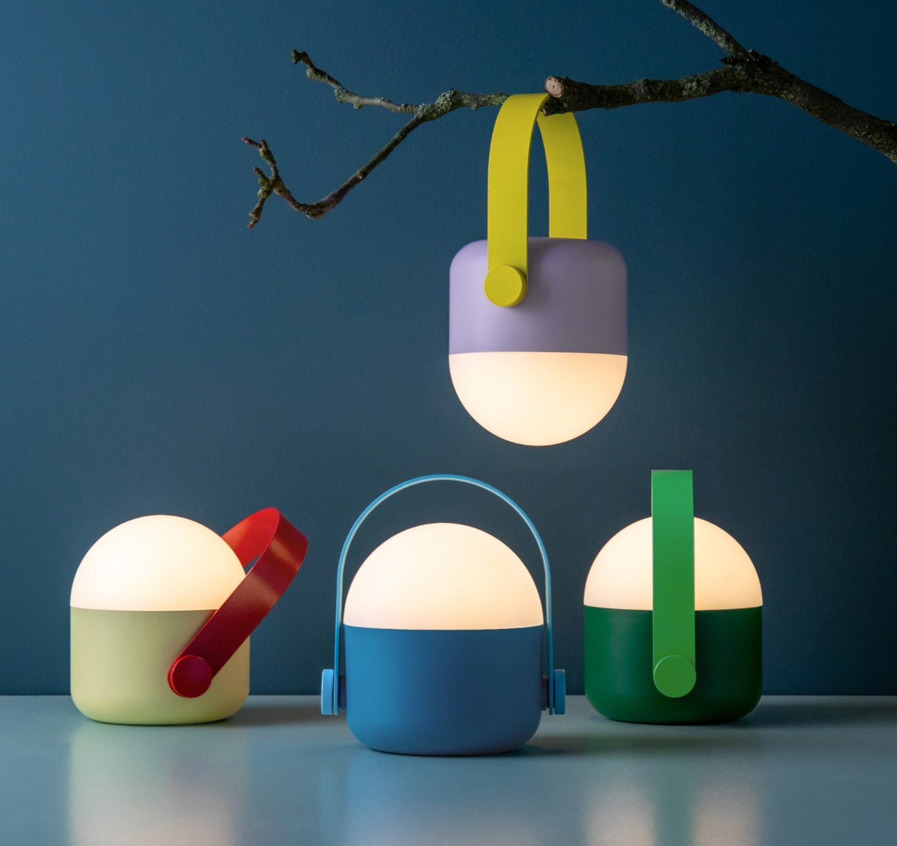 Lampara inalámbrica roja con asa