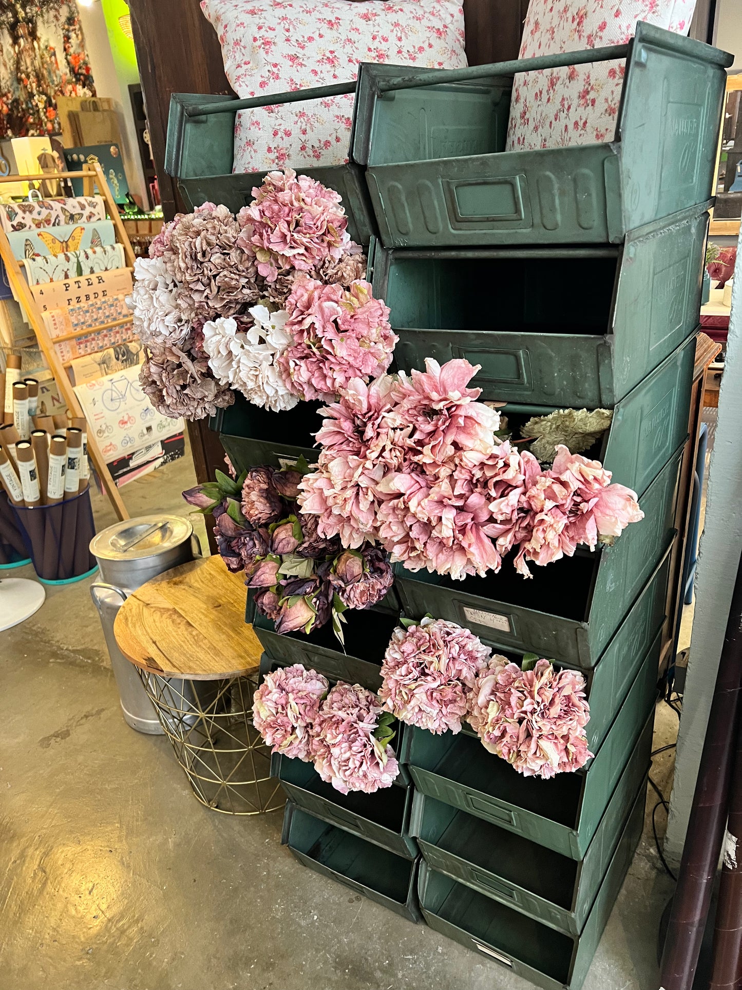 Caja metálica verde apilable