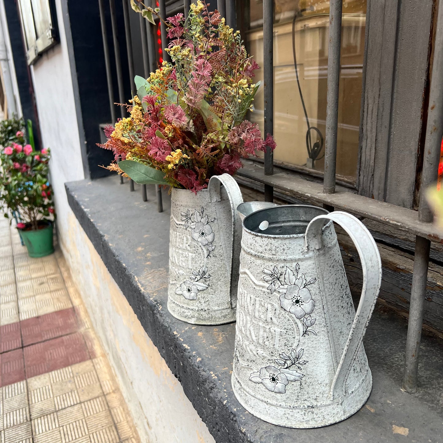 Jarra metálica decorativa