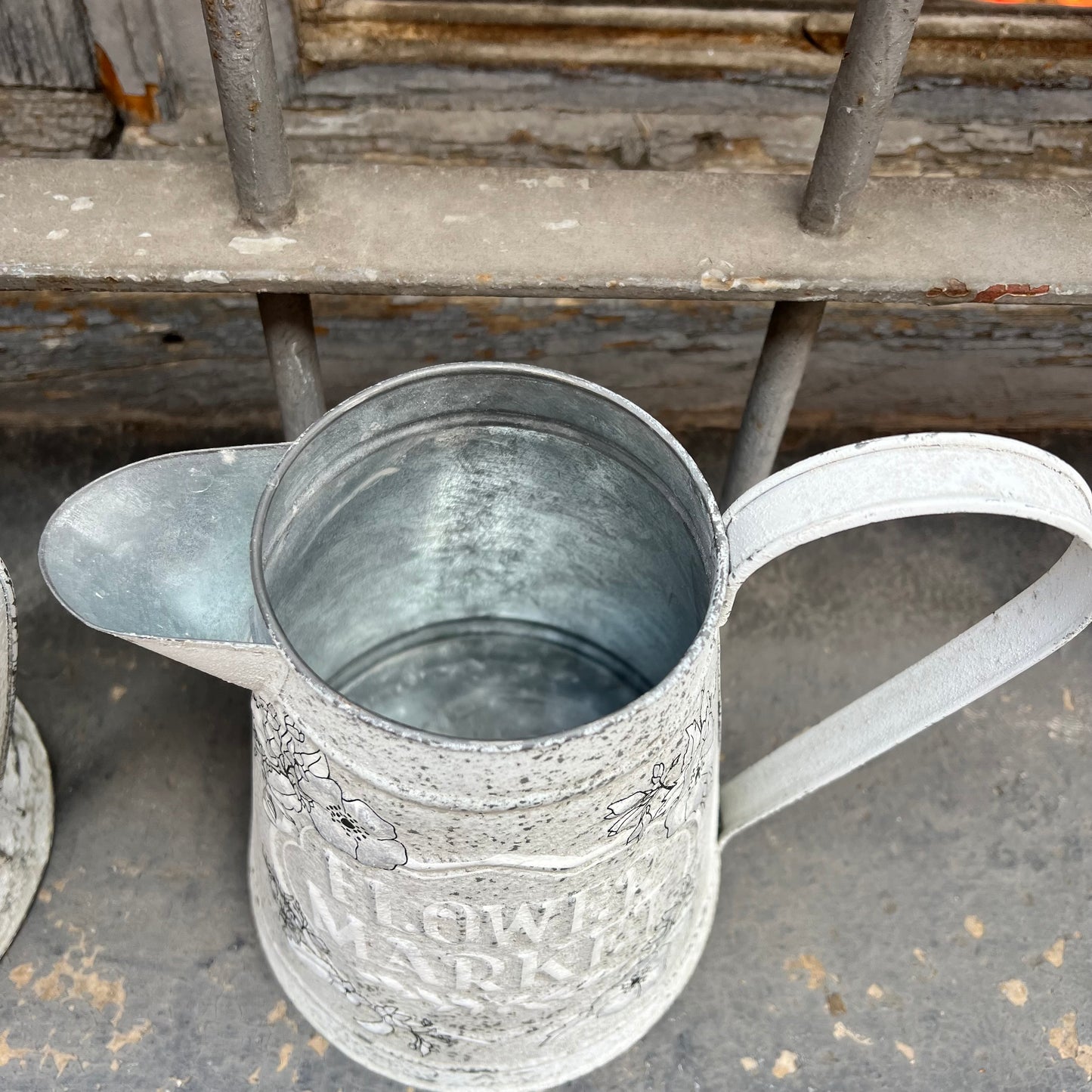 Jarra metálica decorativa