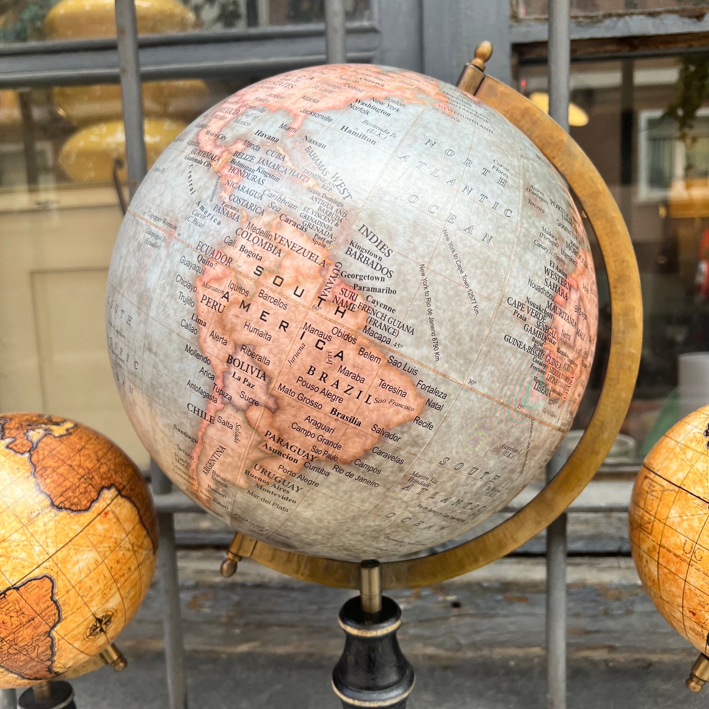 Globo terráqueo grande