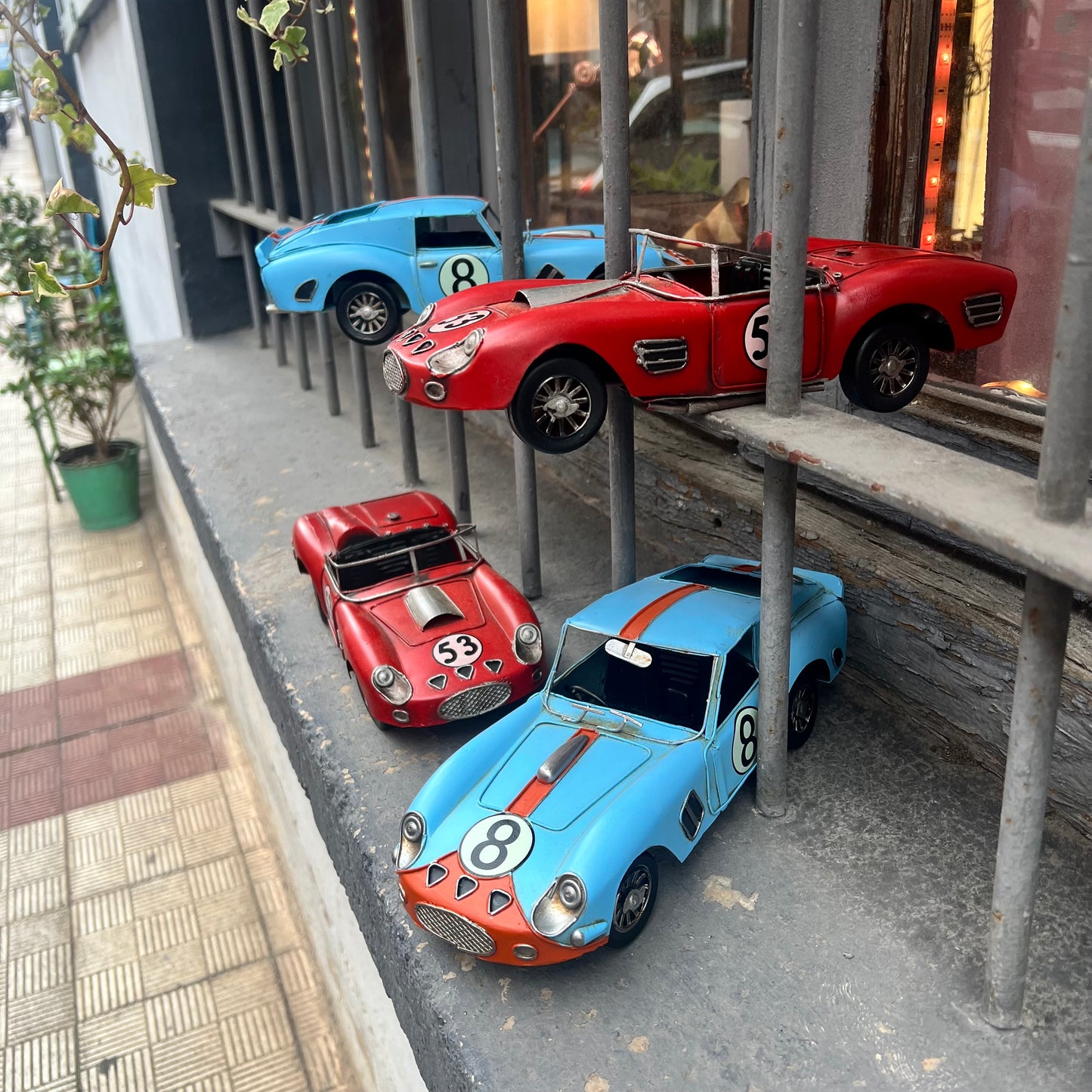 Deportivo metal rojo