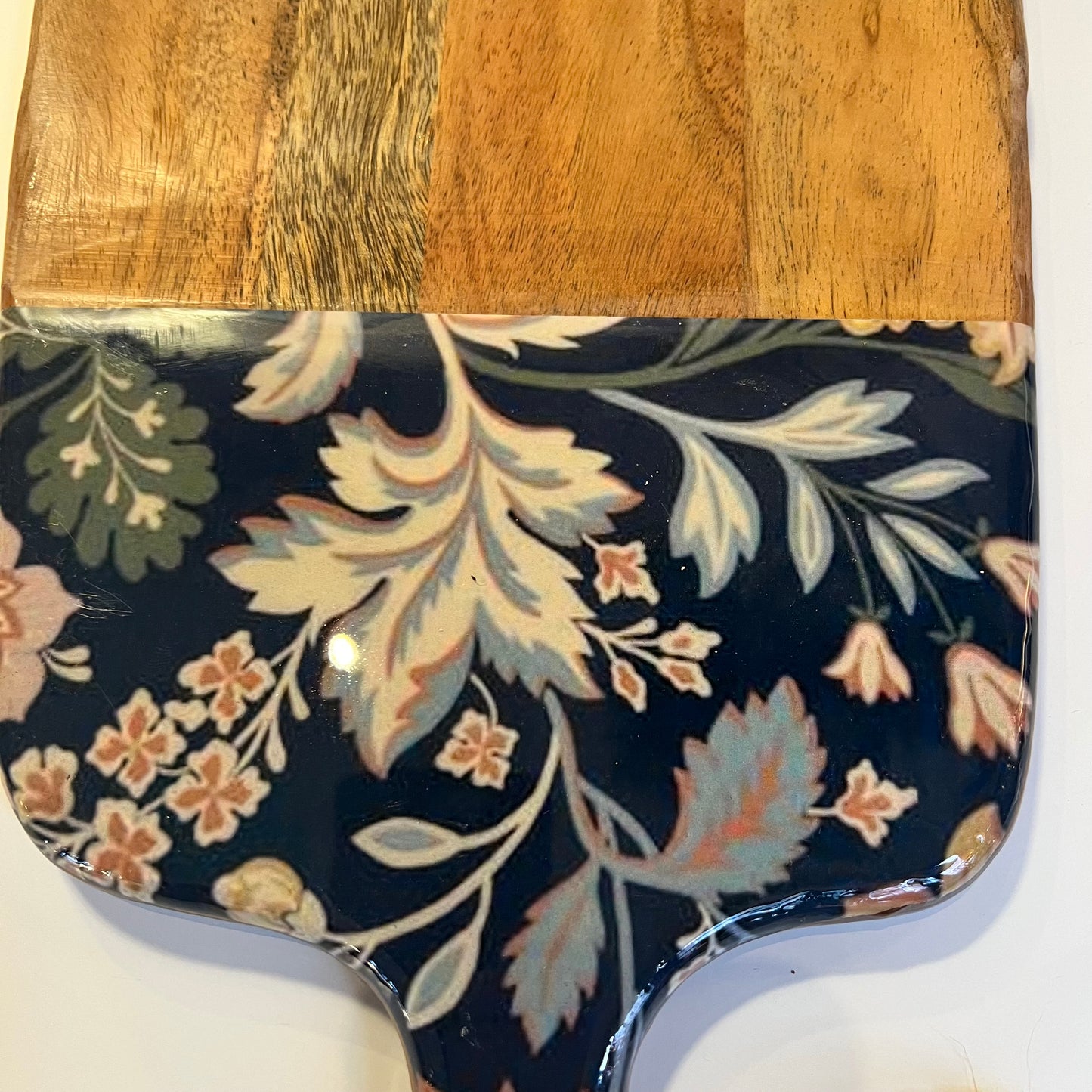 Tabla corte madera y flores azules