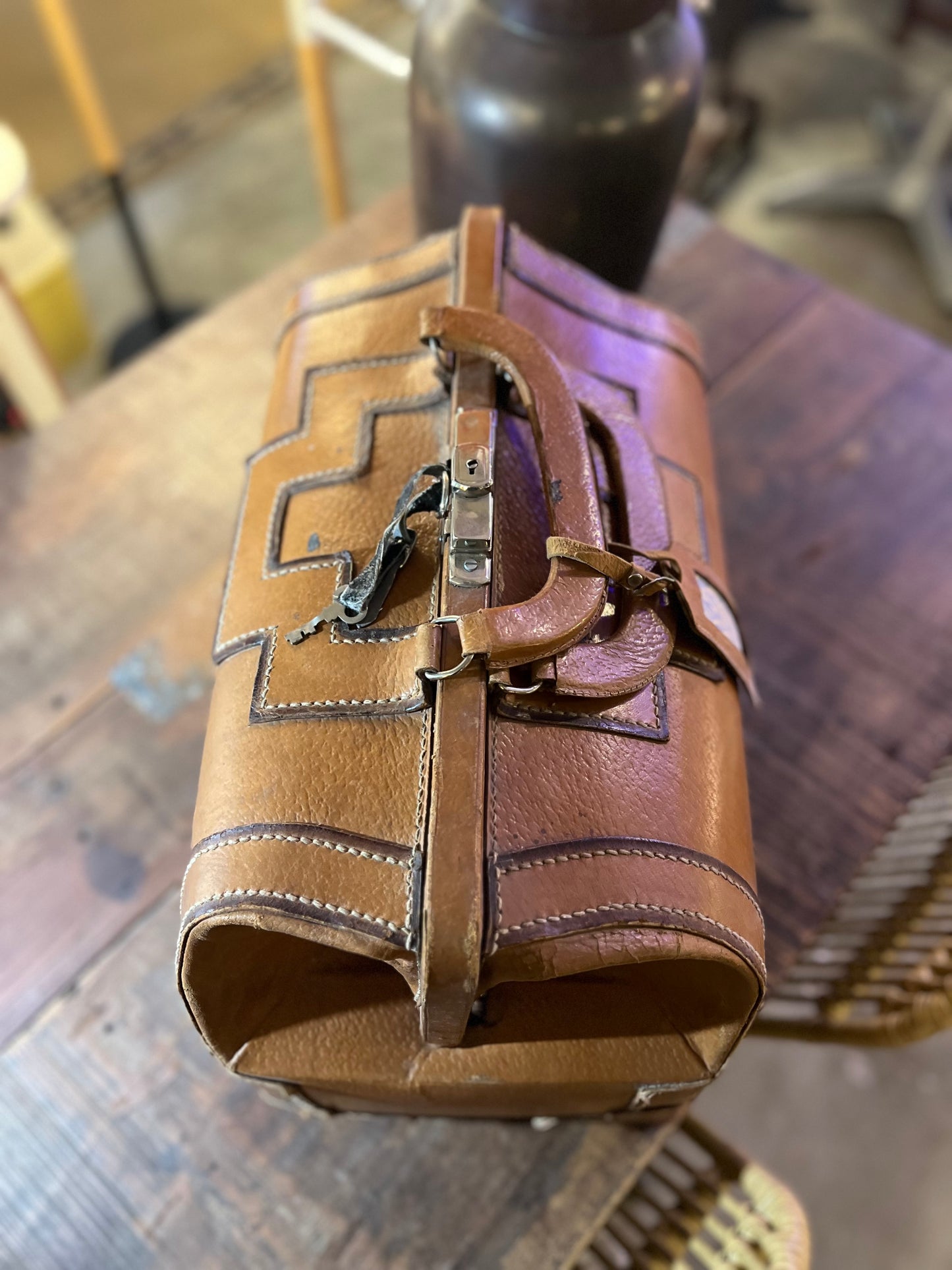 Maletín de médico antiguo en color beige