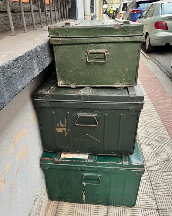 Contenedor metálico pequeño