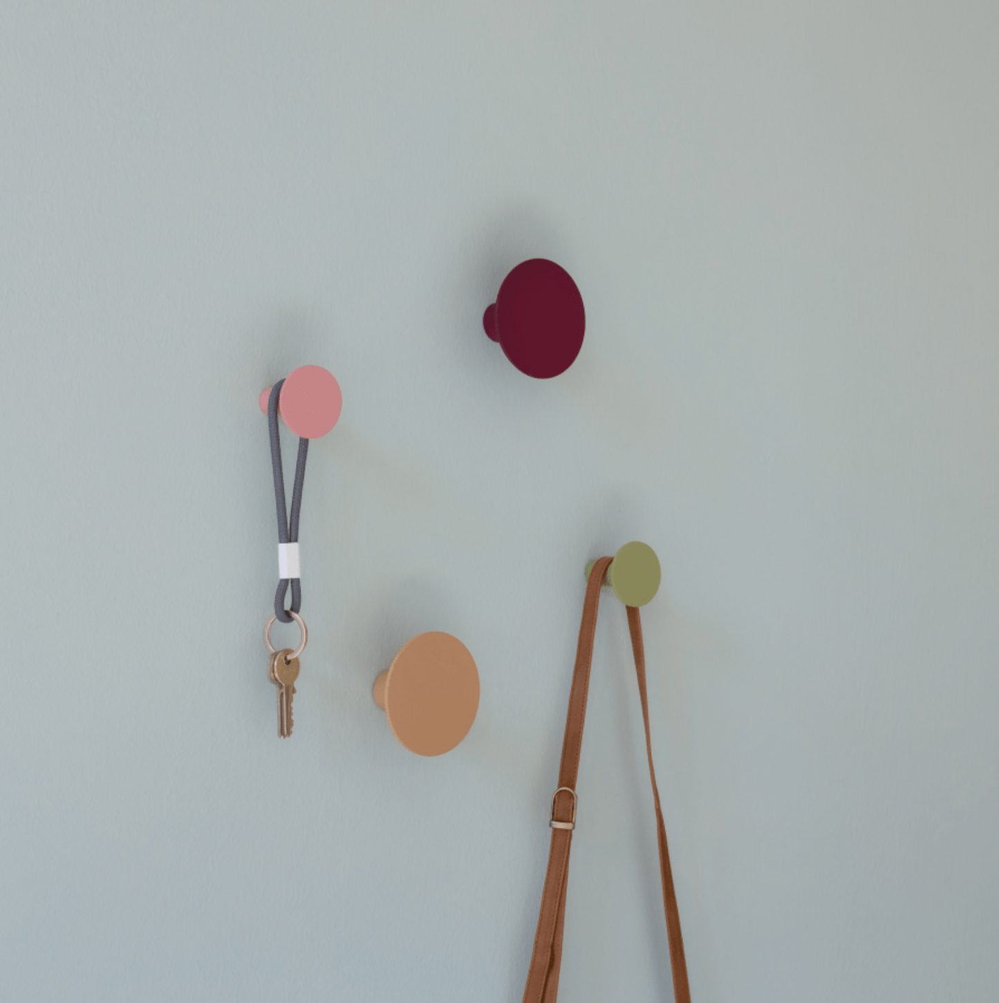 Set 4 colgadores pared granates y verdes