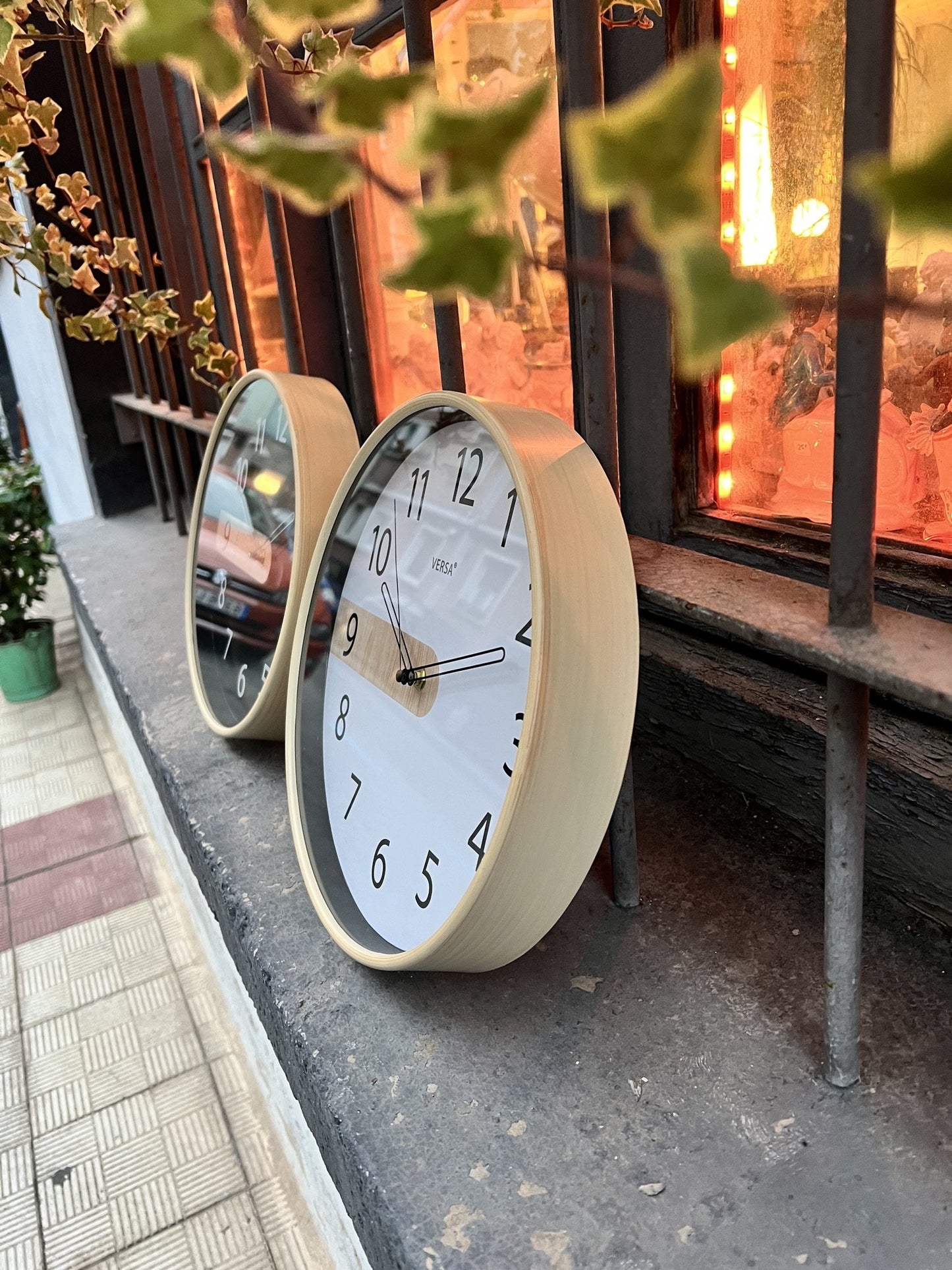 Reloj negro lengua madera