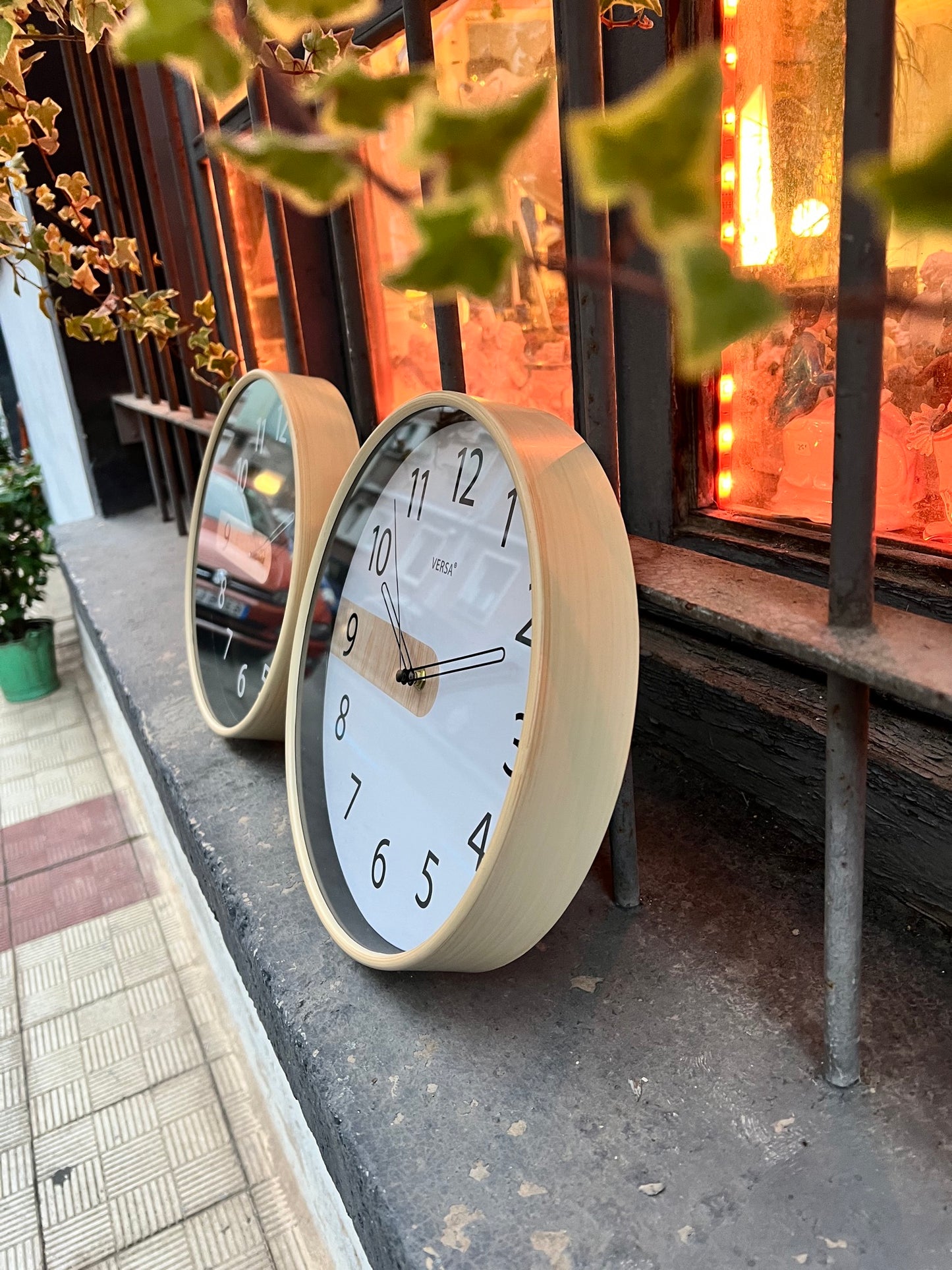 Reloj blanco lengua madera