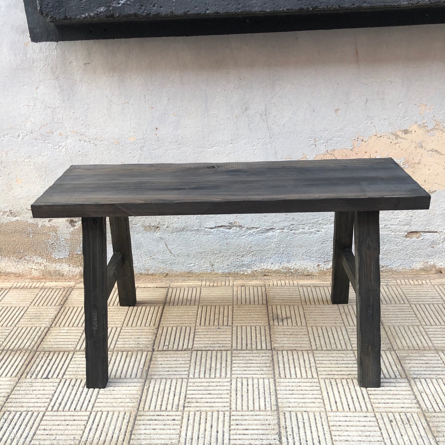 Banco de madera oscuro
