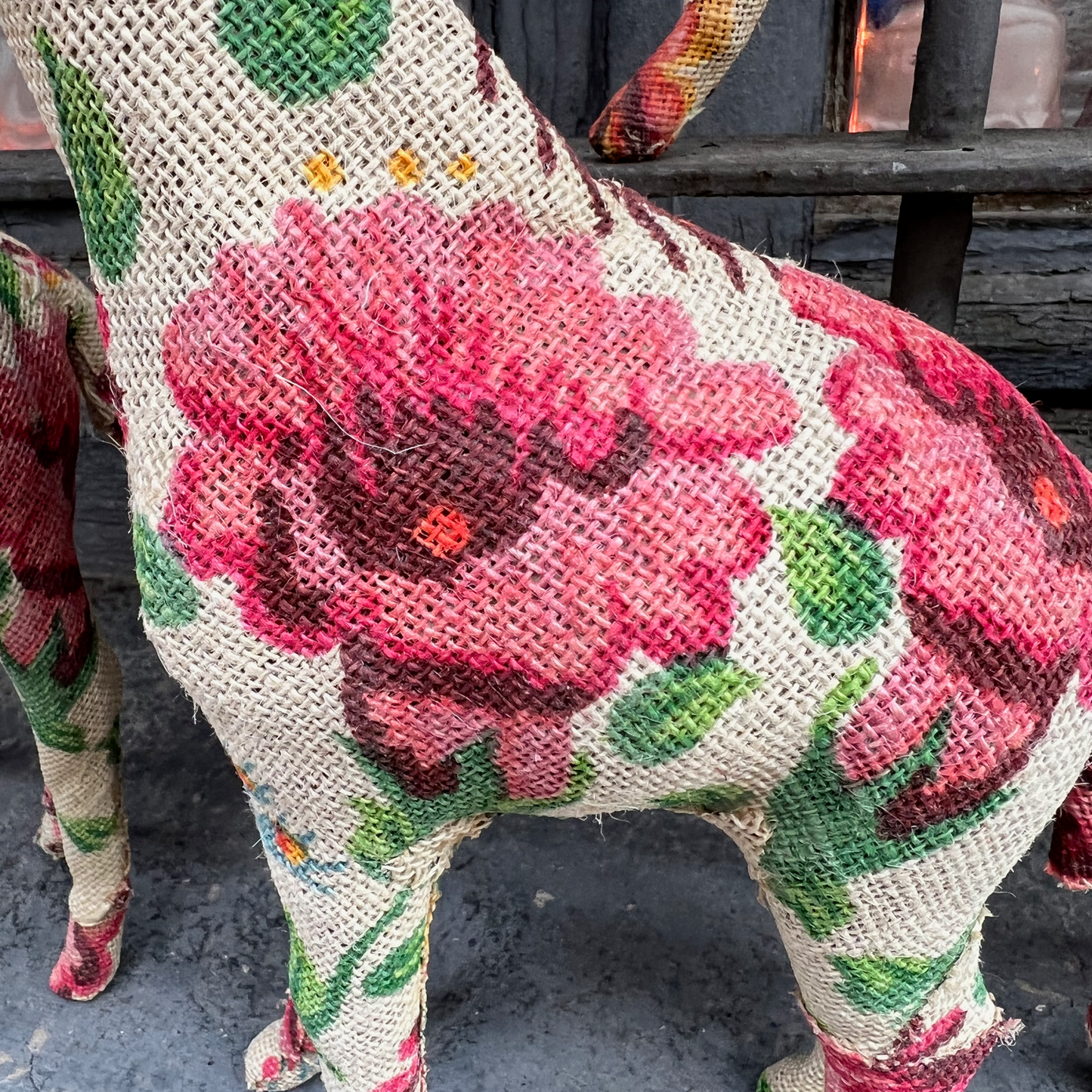 Figura jirafa tela floreada