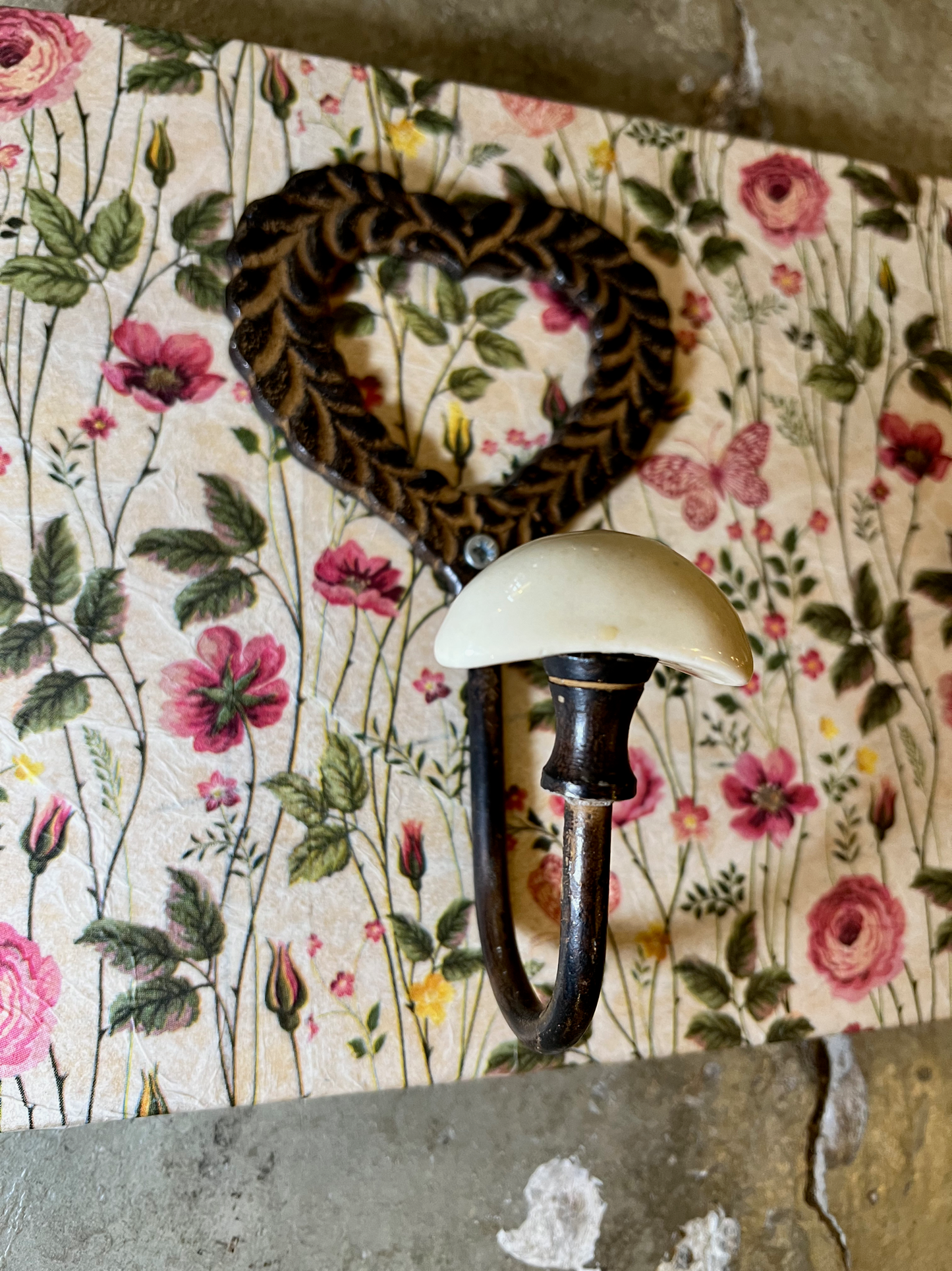 Perchero doble con madera floreada