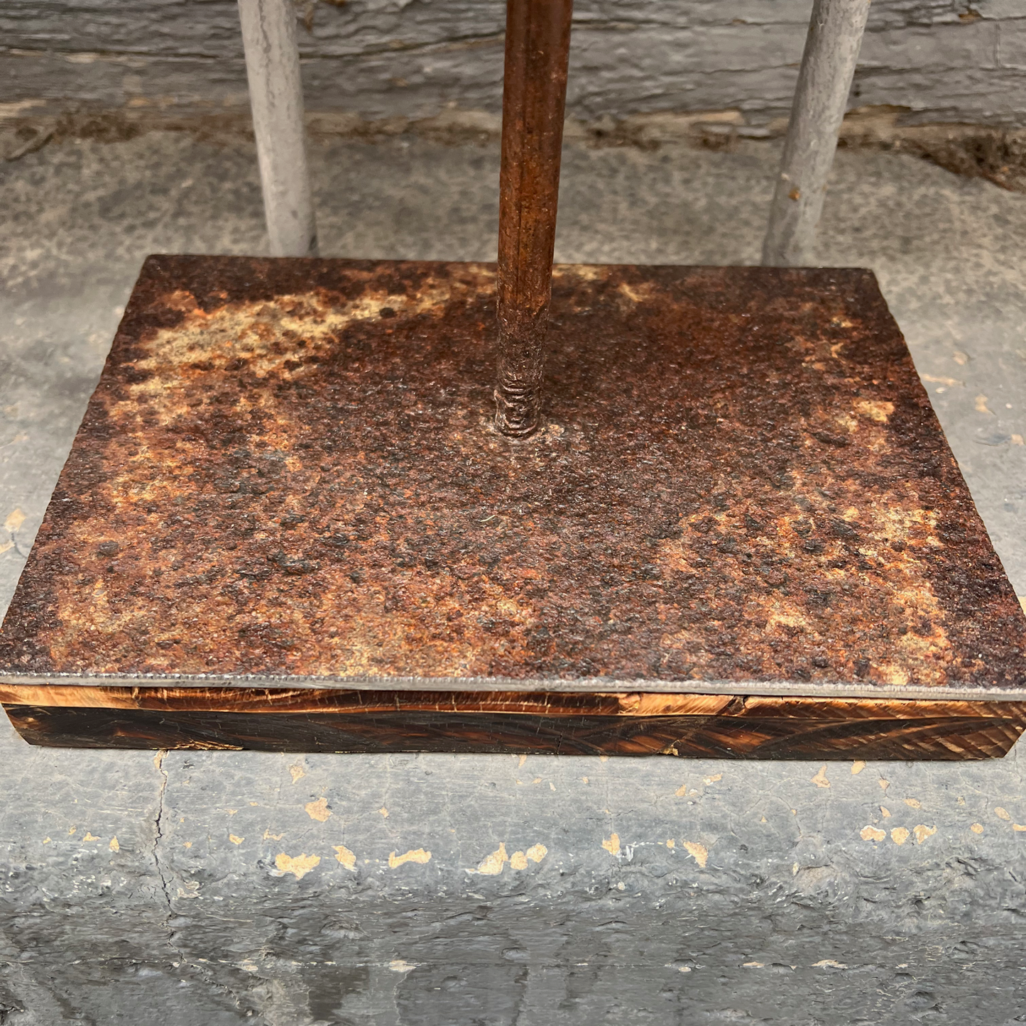 Escutura madera forma cuernos