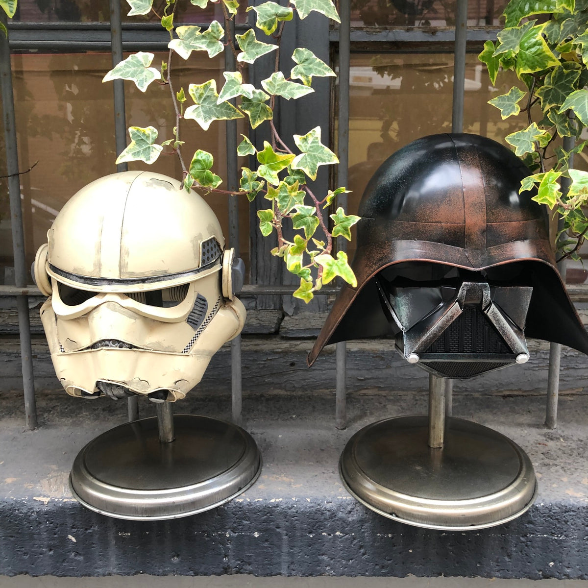 Casco espacial negro con peana