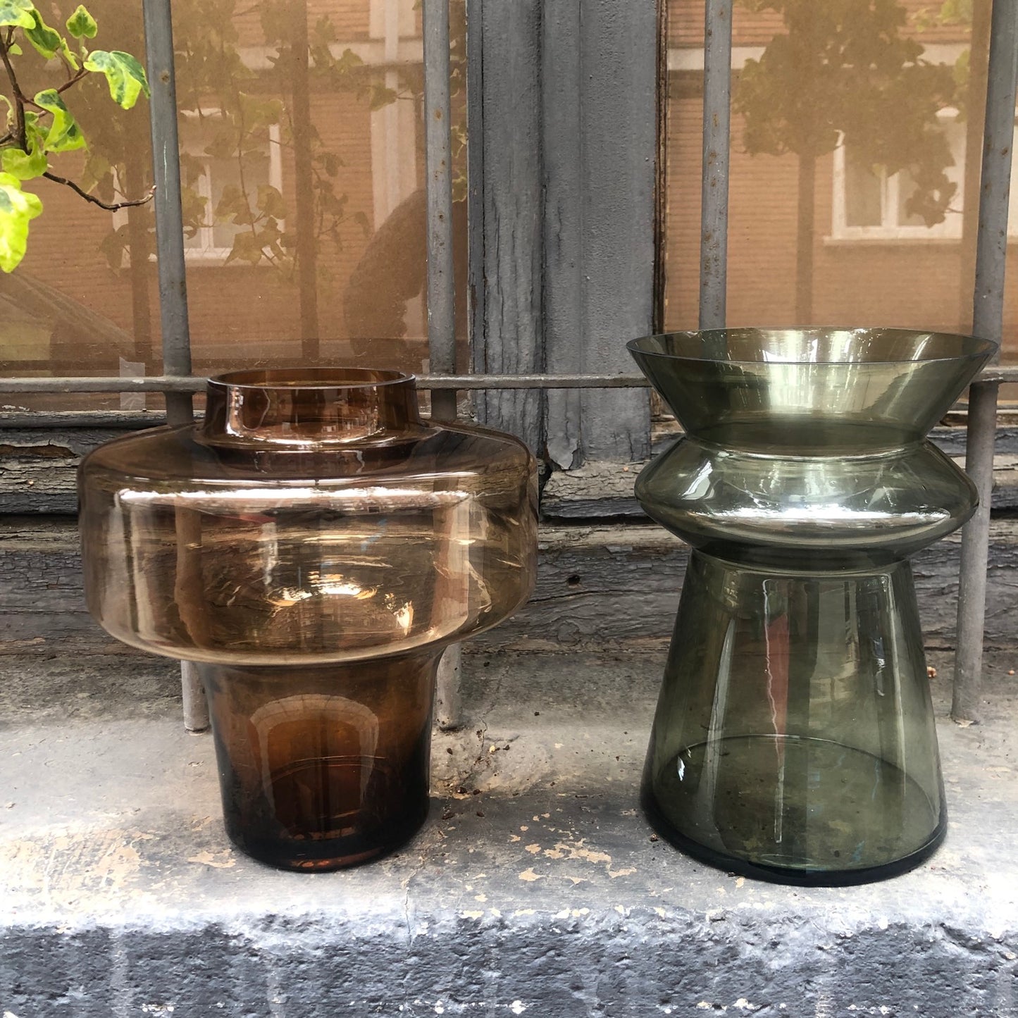 Jarron de vidrio marrón grande