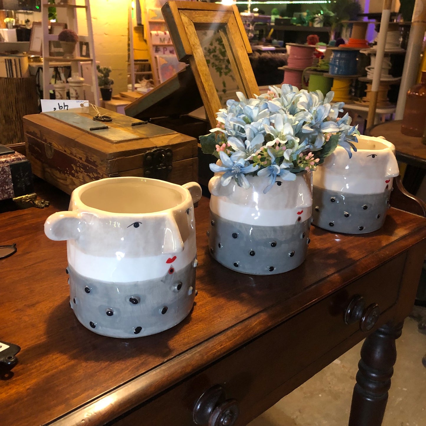 Jarron figura gris y blanca