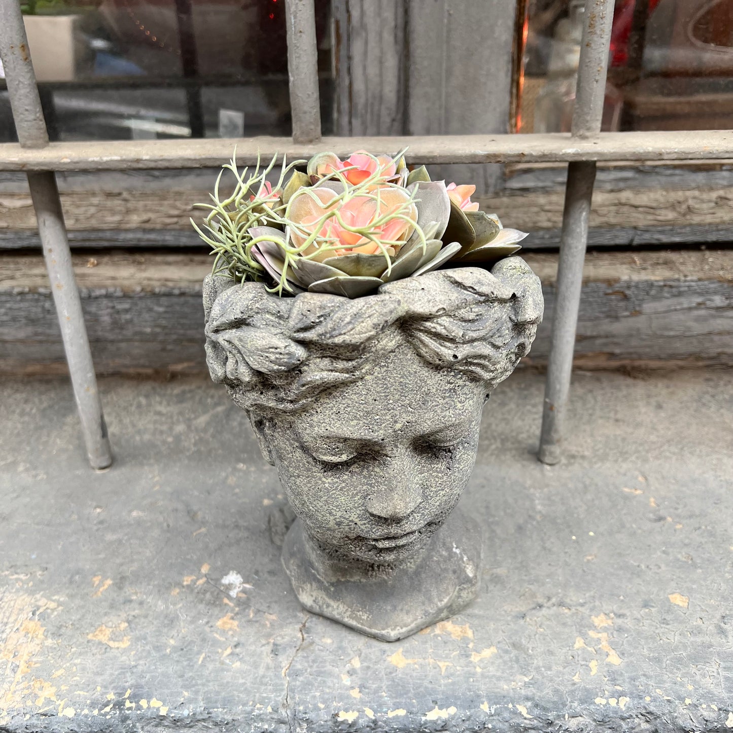 Busto clásico con flores