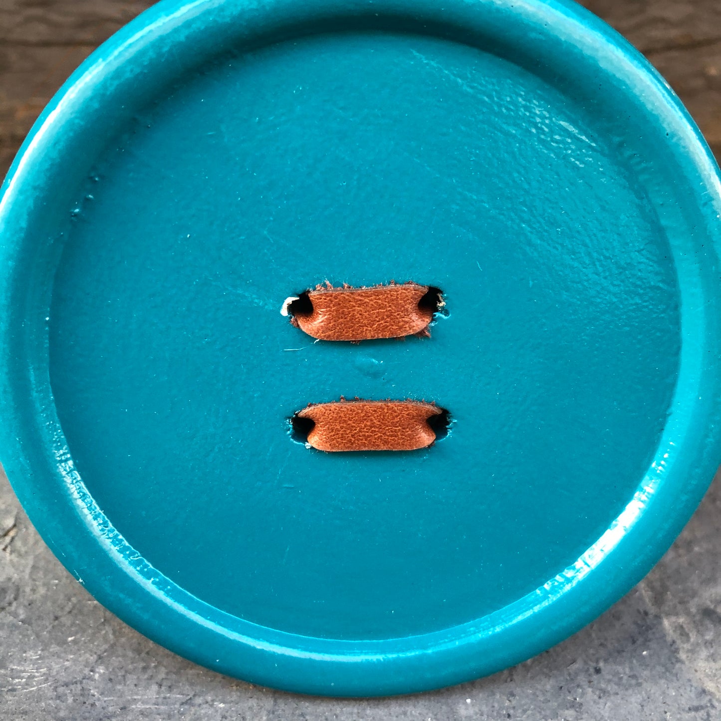 Perchero botón azul verdoso