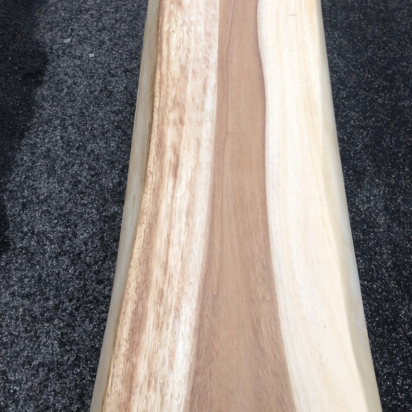 Consola sobre madera natural