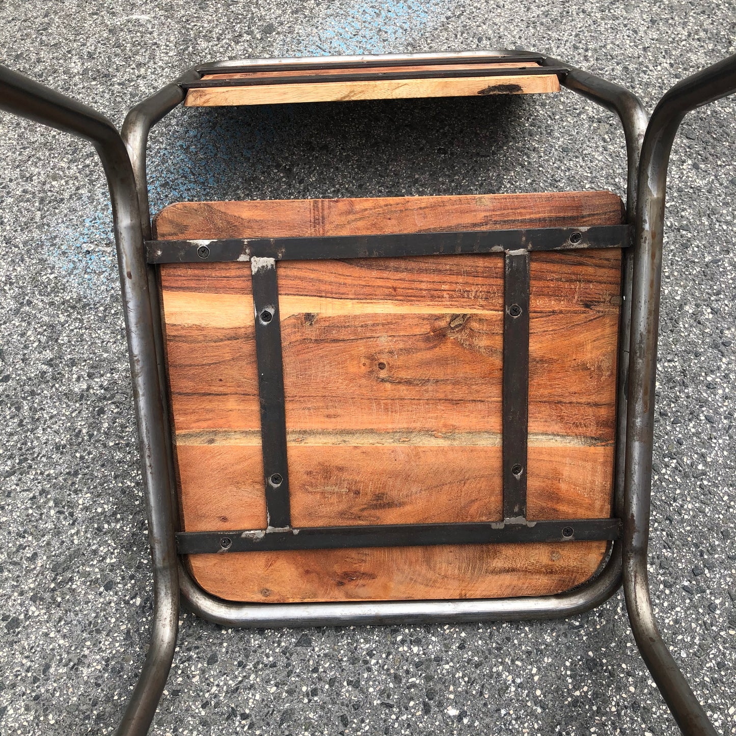 Silla madera con estructura de metal