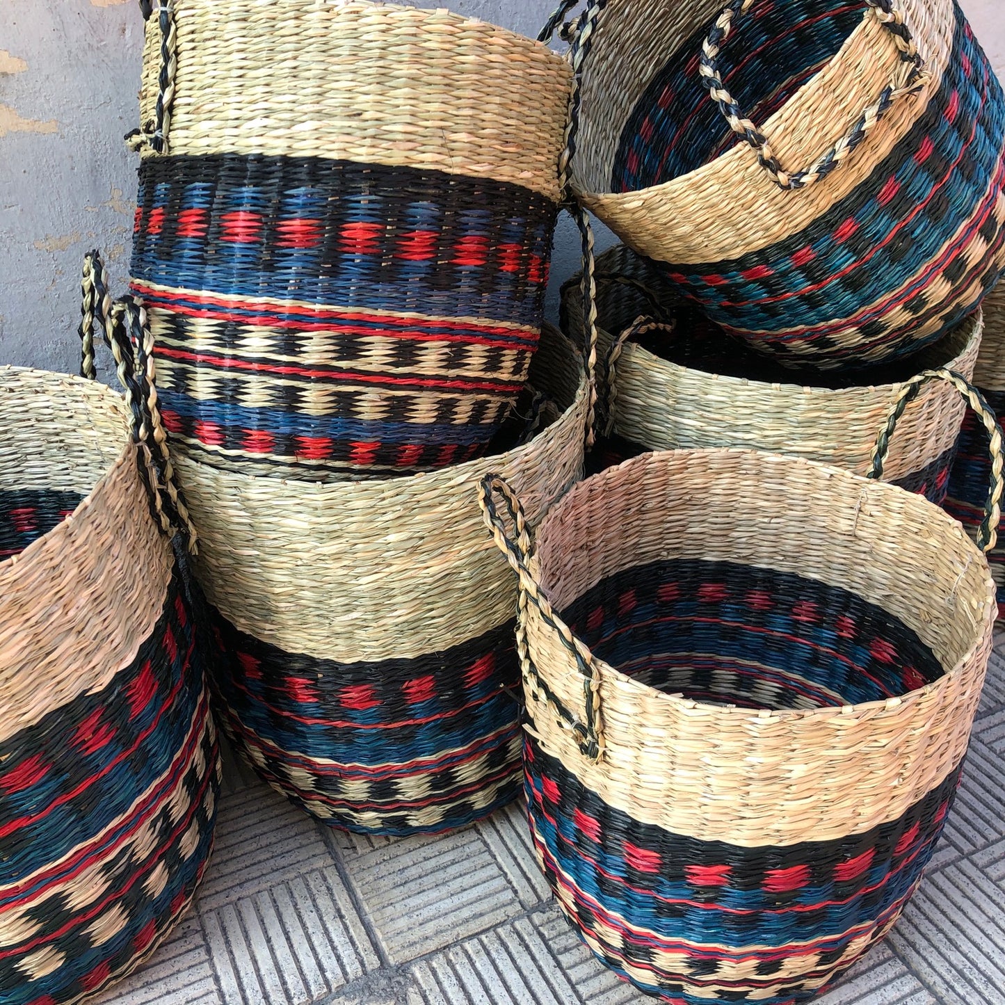 Cesto etnico azul y rojo grande