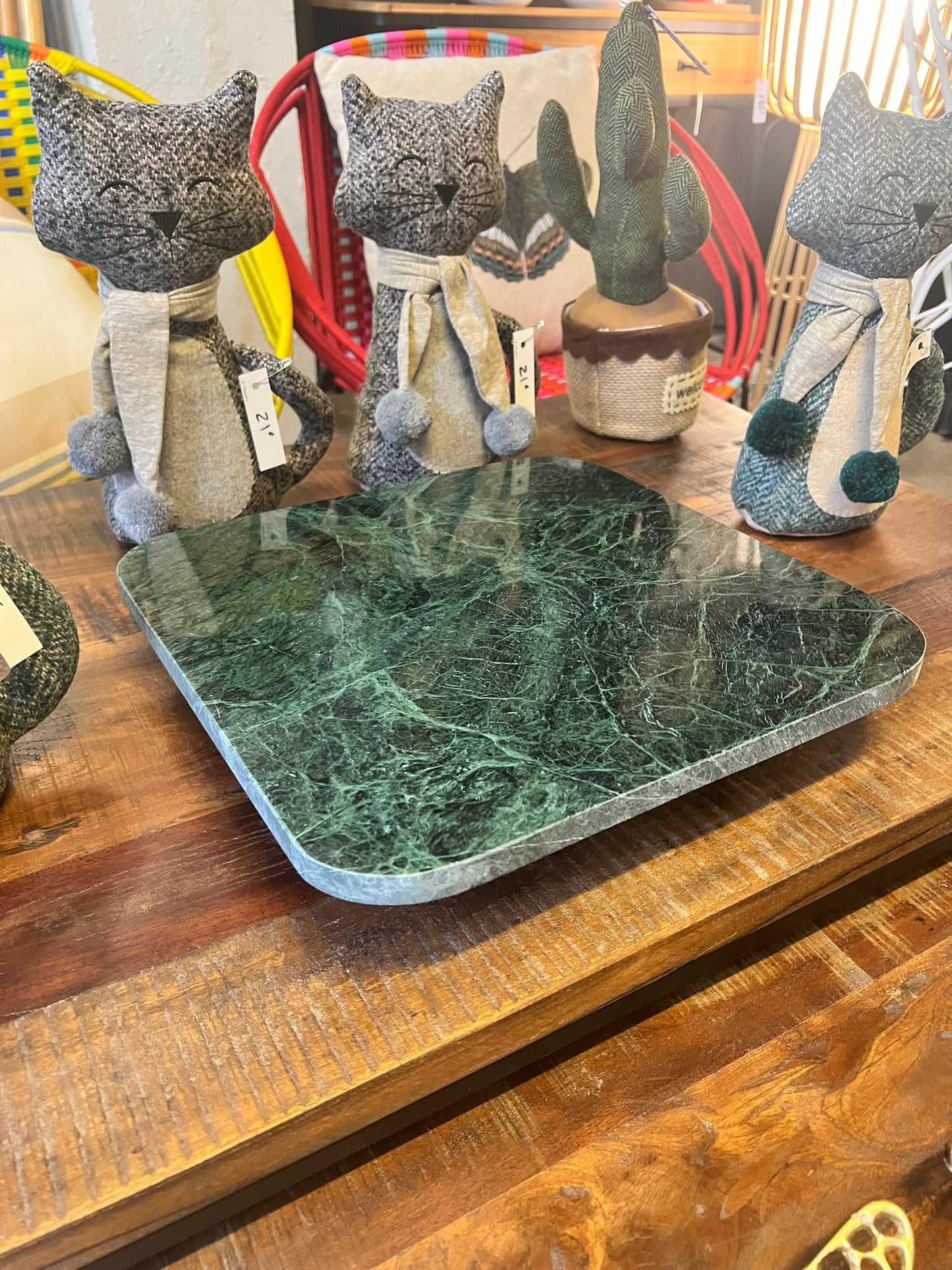Peana sobre mesa marmol verde