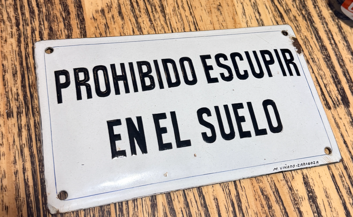 Chapa Prohibido Escupir en el Suelo