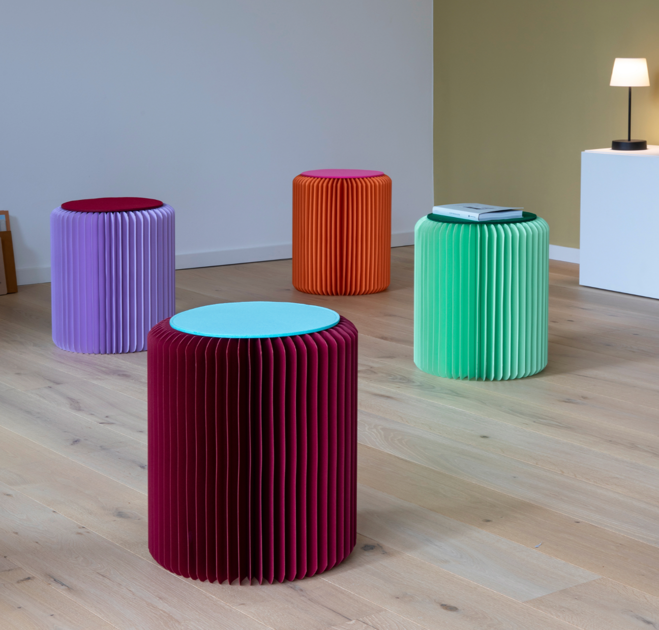 Taburete papel burdeos