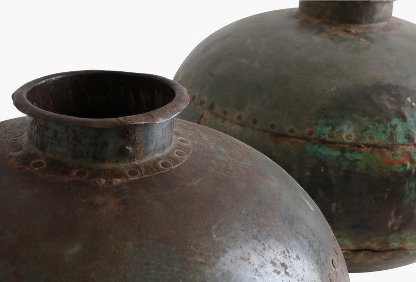 Recipiente agua metálico circular