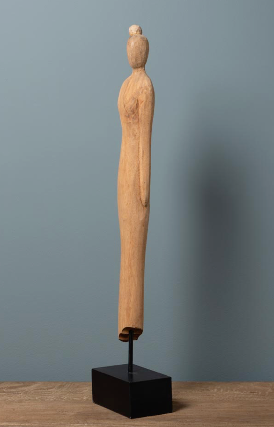 Figura femenina madera brazo atras
