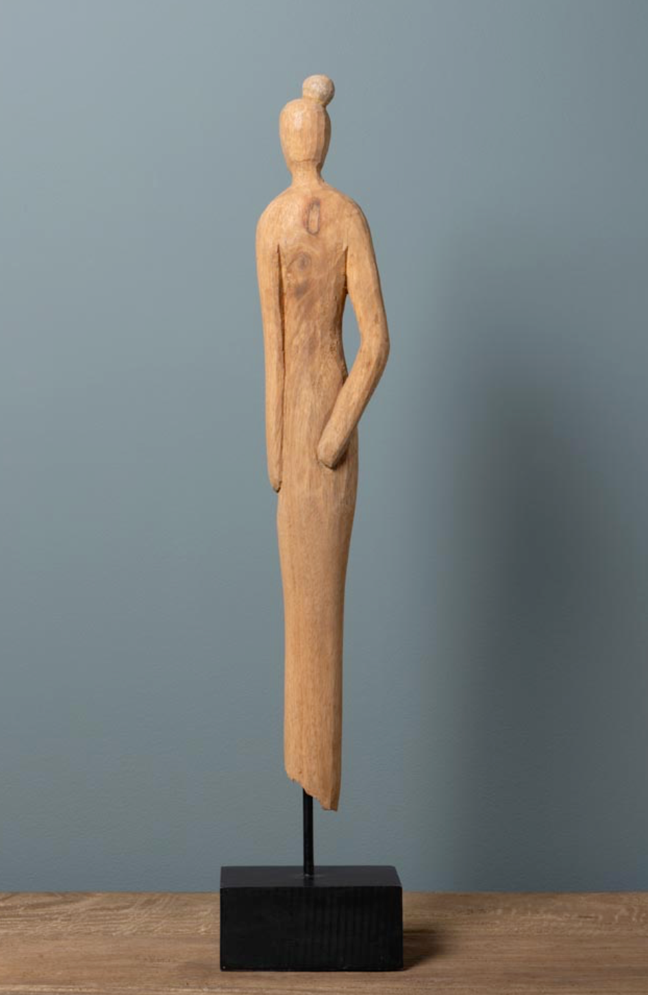 Figura femenina madera brazo atras