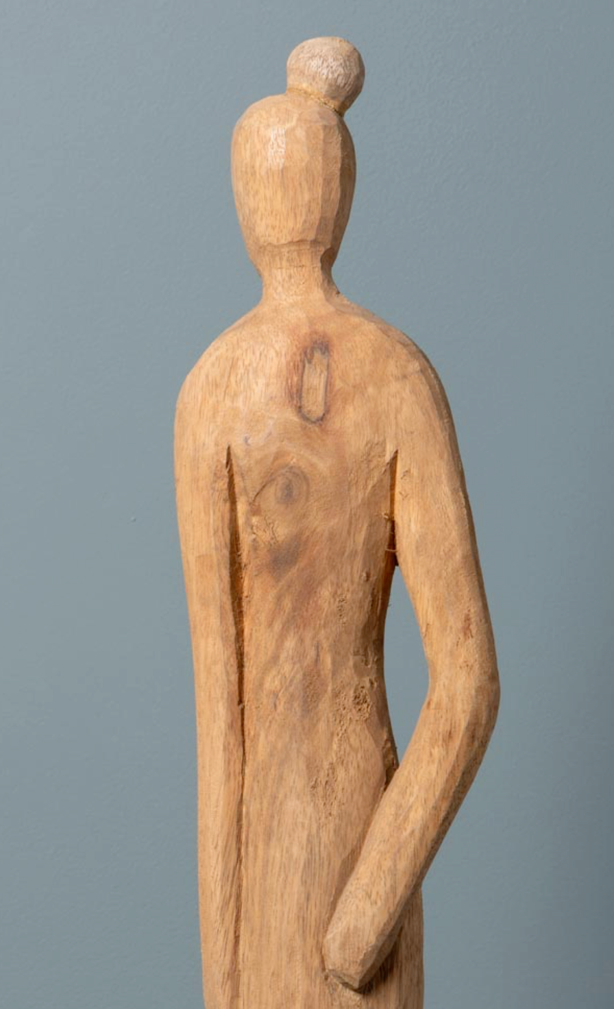 Figura femenina madera brazo atras