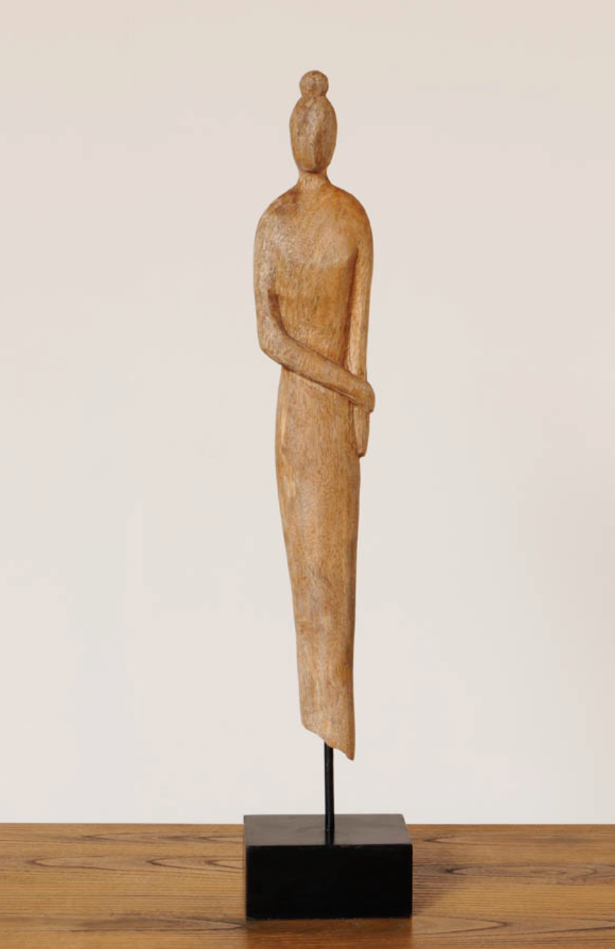 Figura femenina madera brazo delante