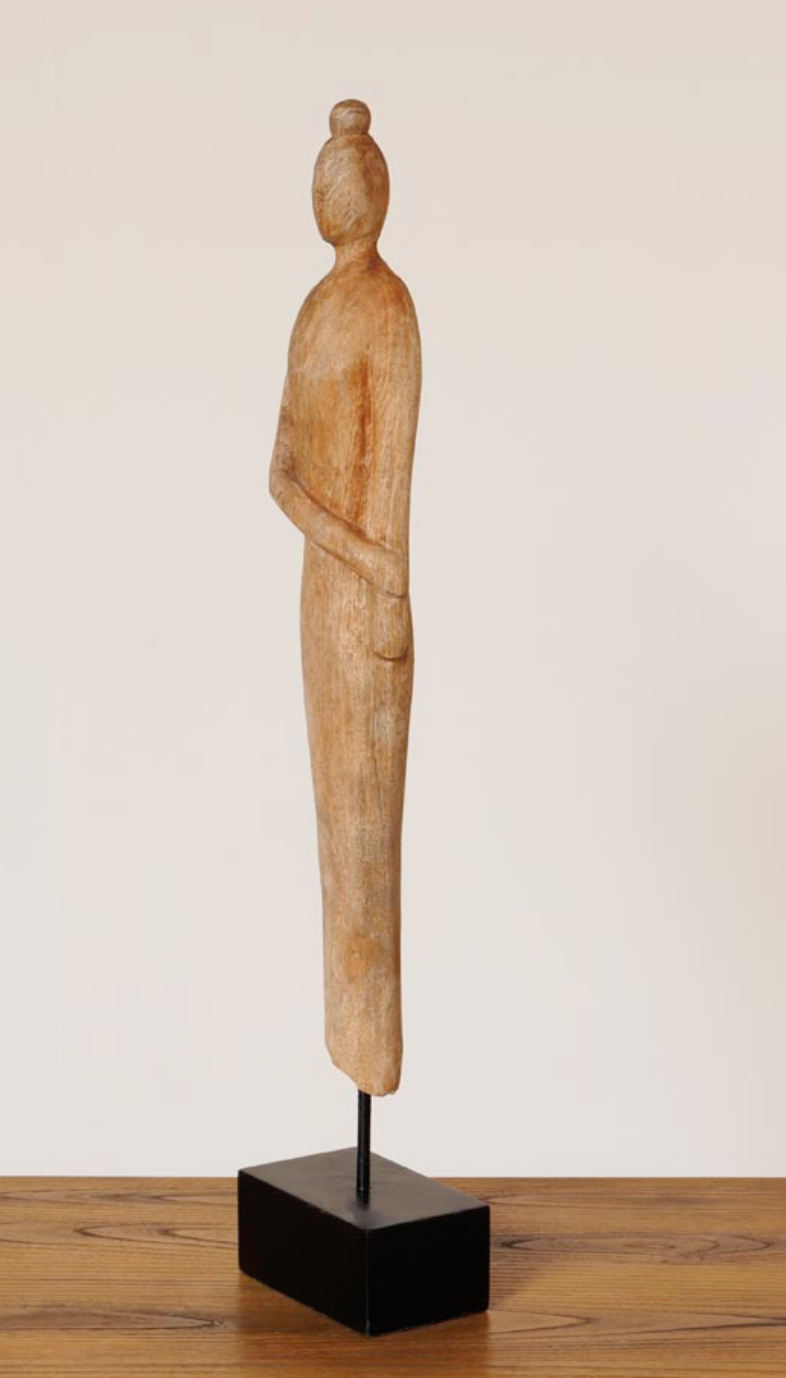 Figura femenina madera brazo delante