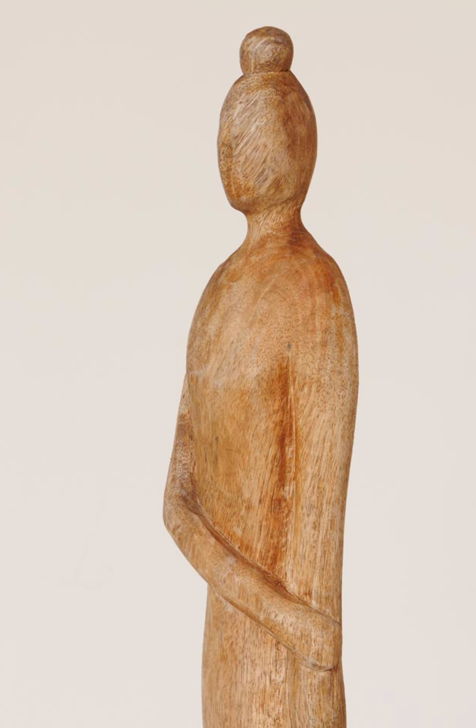 Figura femenina madera brazo delante