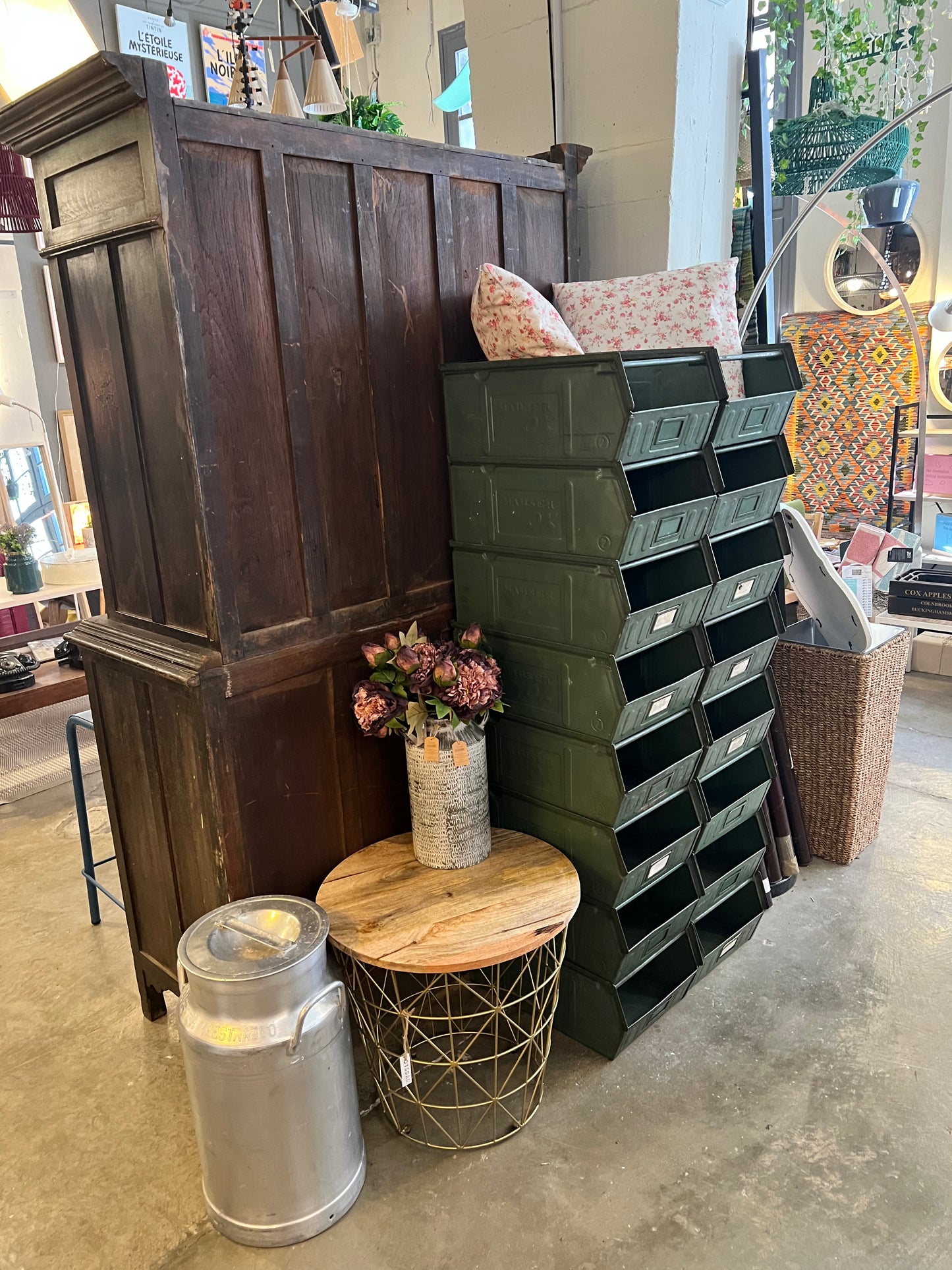 Caja metálica verde apilable