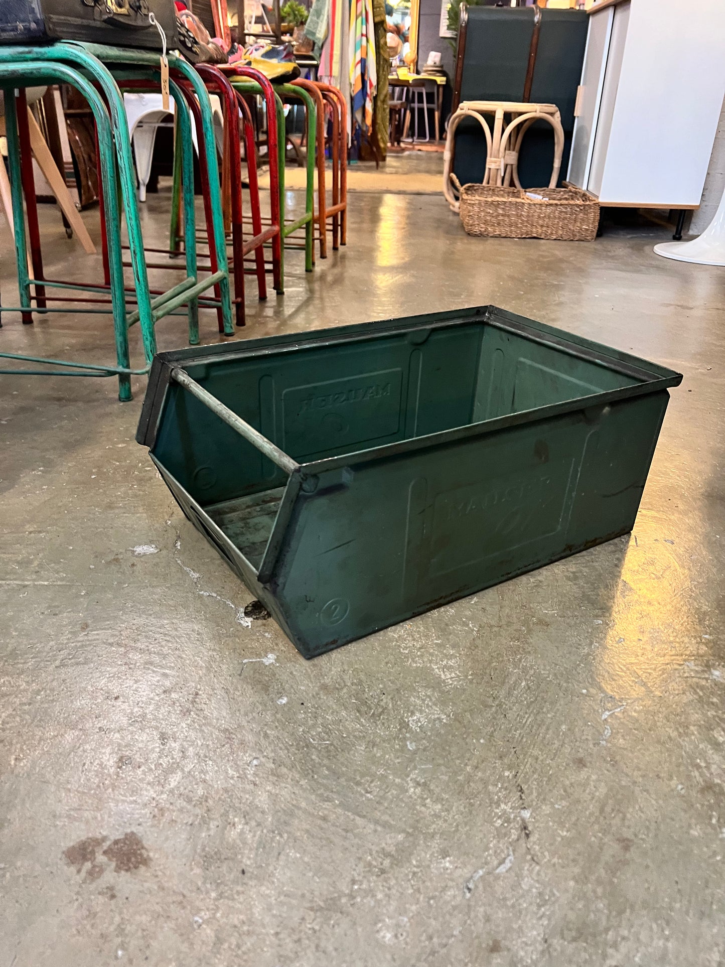 Caja metálica verde apilable