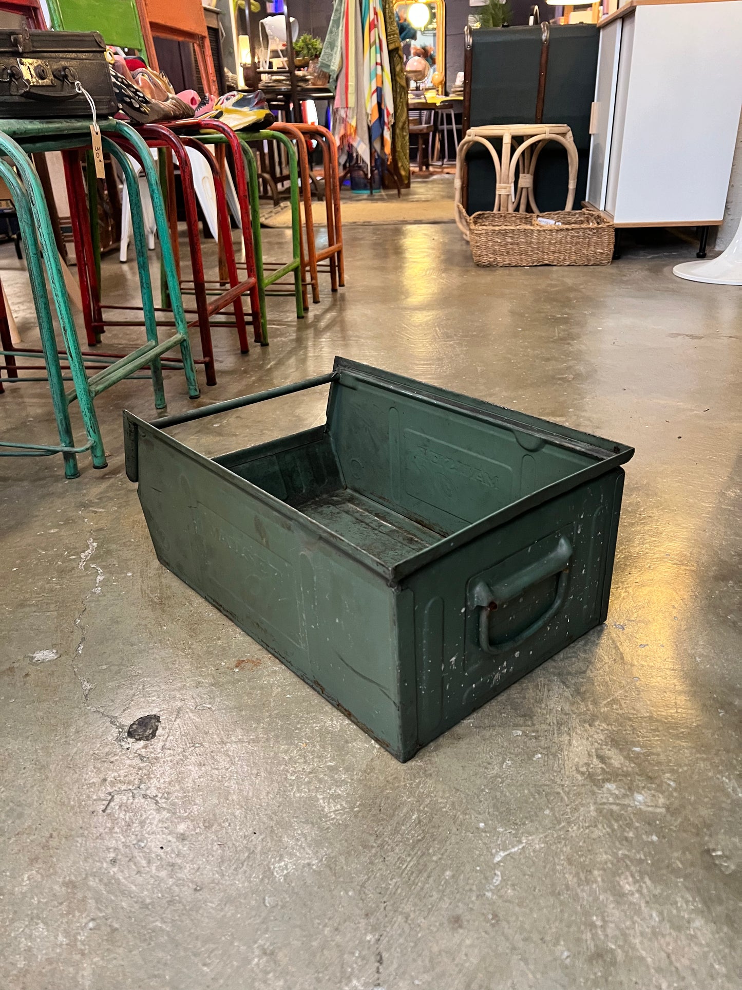 Caja metálica verde apilable
