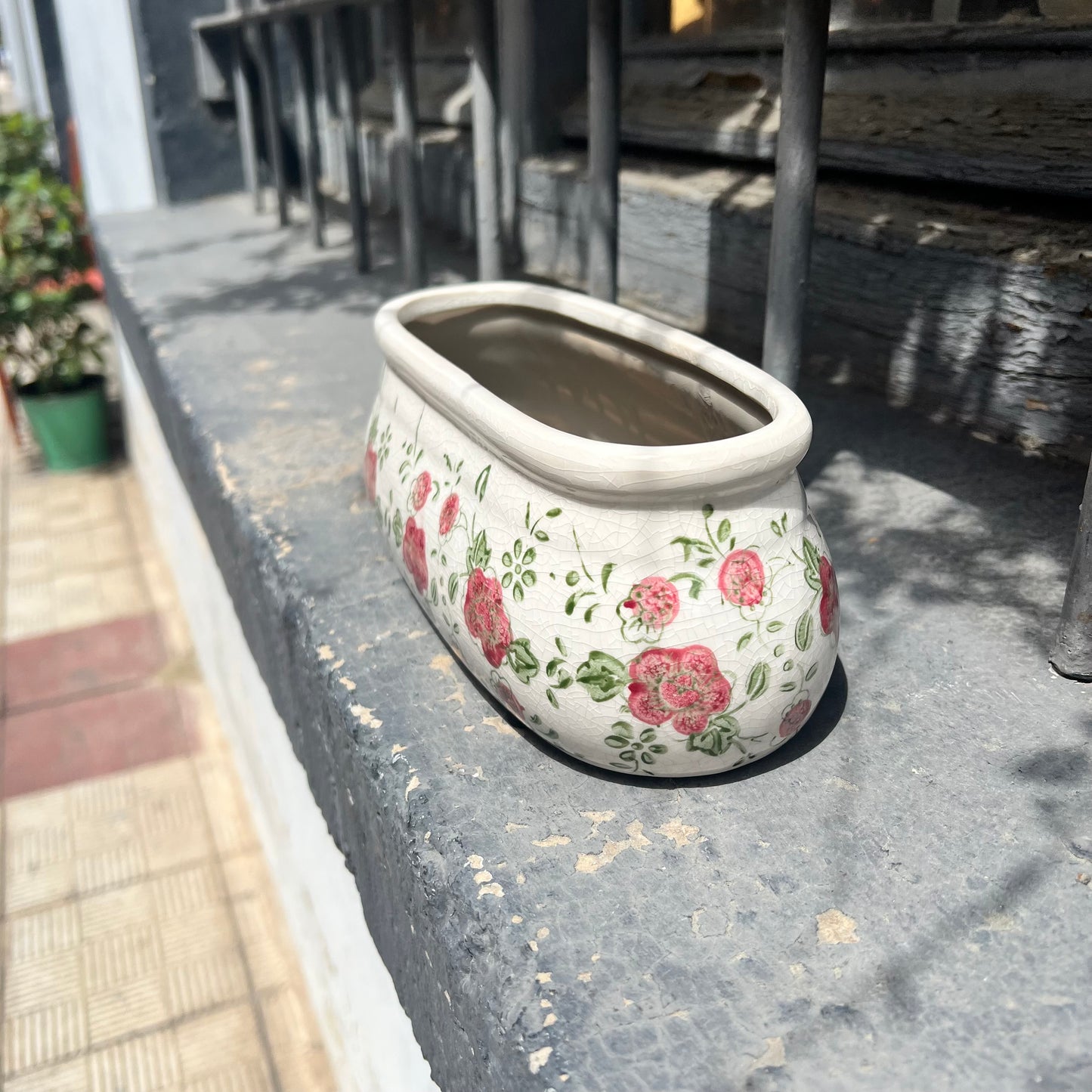 Macetero alargado flores craquelado