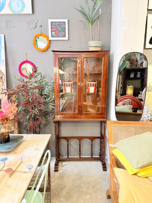 Vitrina con mesa