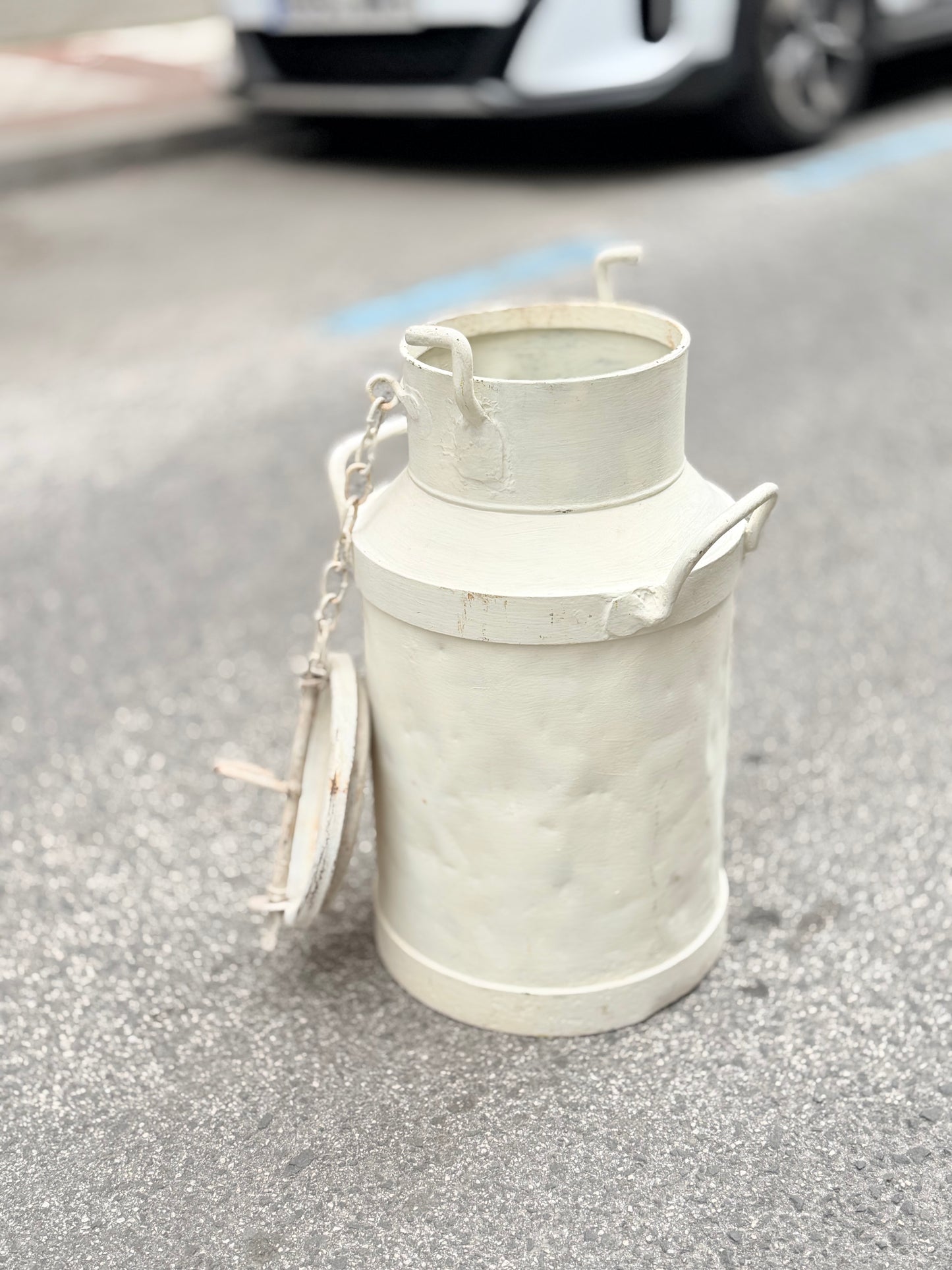 Lechera pintada de blanco