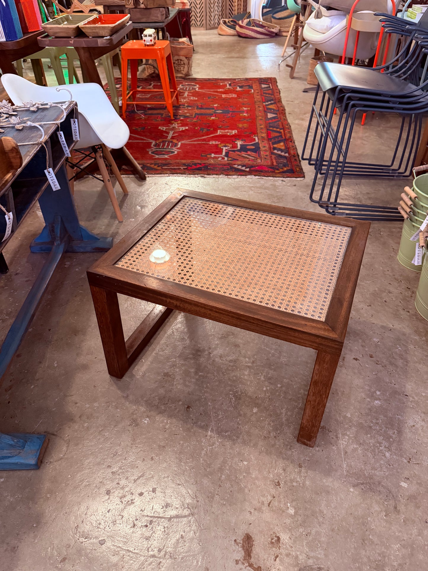 Mesa auxiliar madera y mimbre