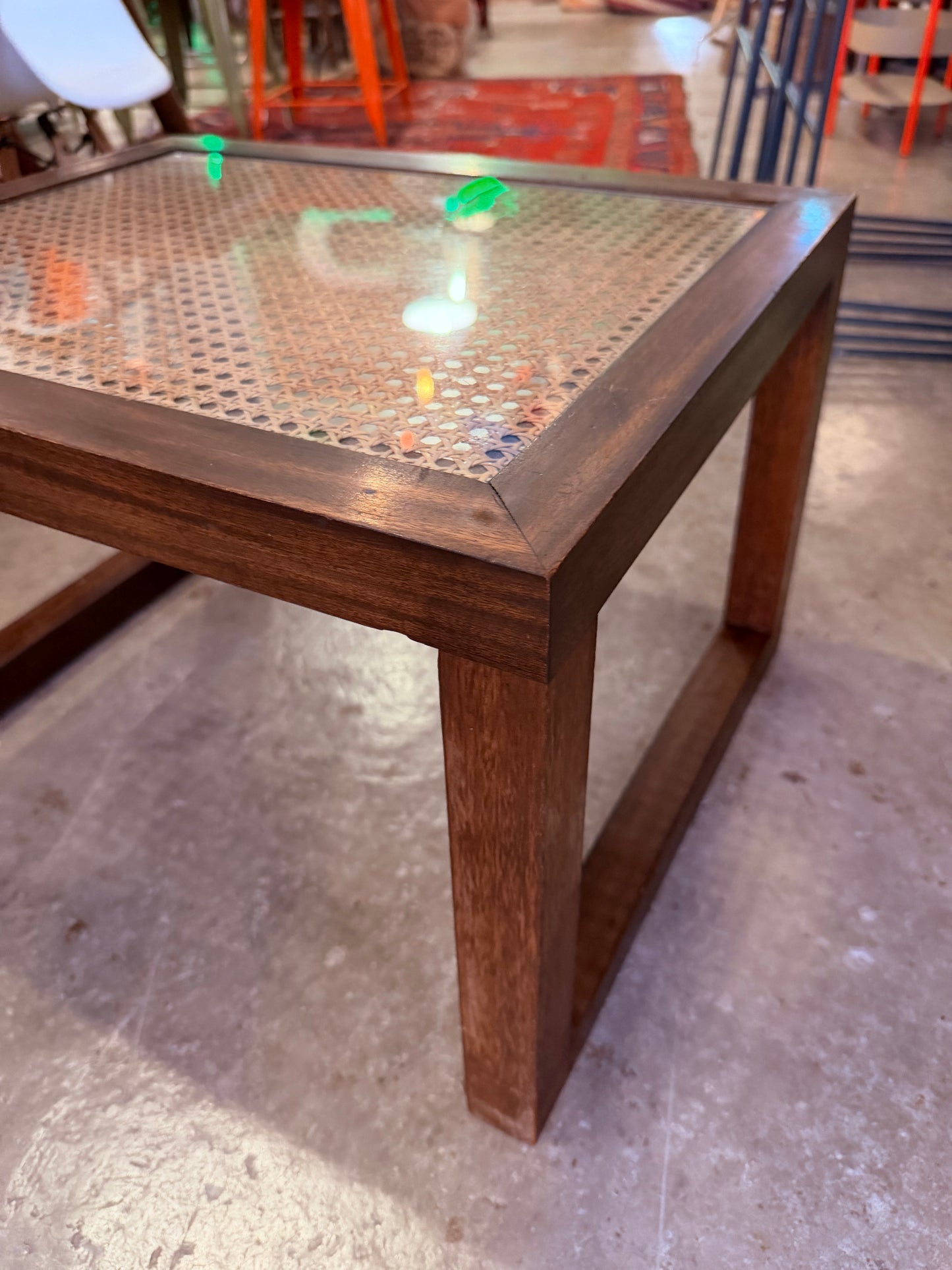 Mesa auxiliar madera y mimbre