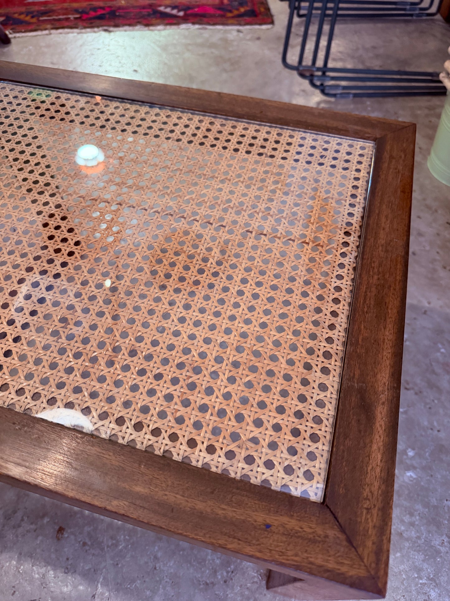 Mesa auxiliar madera y mimbre