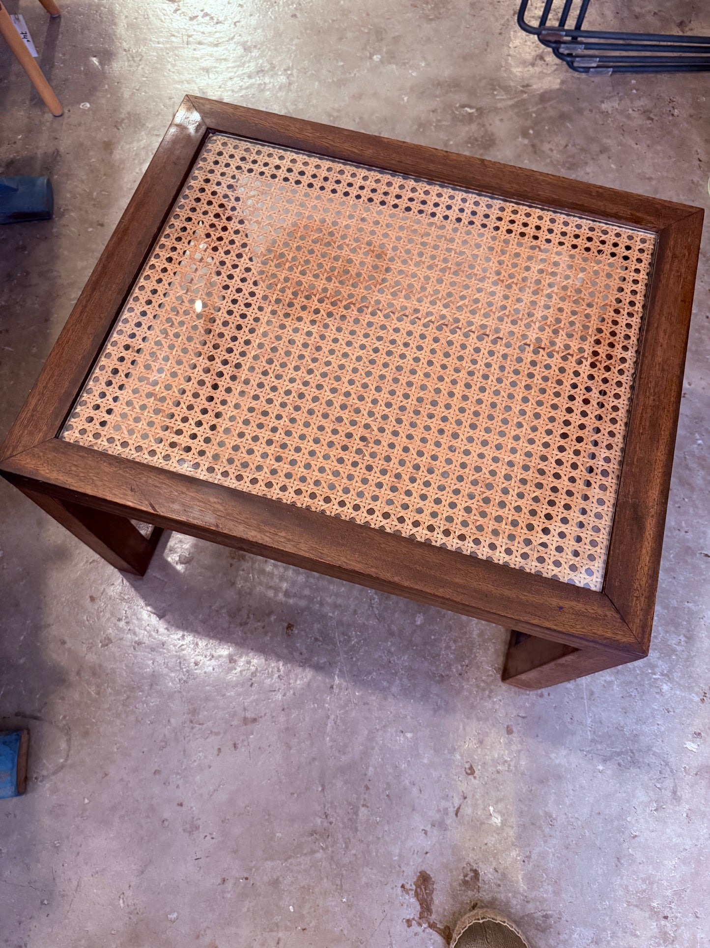 Mesa auxiliar madera y mimbre