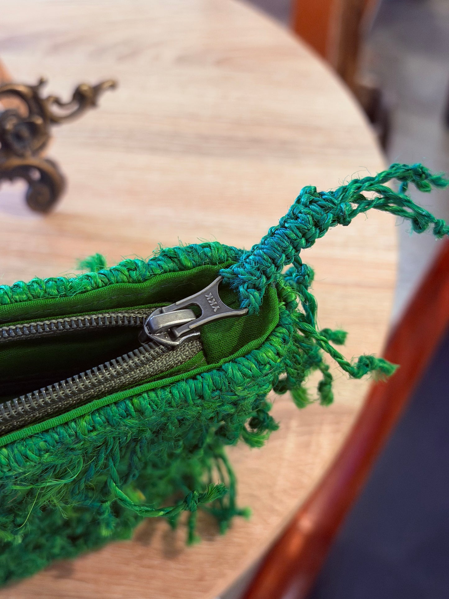 Bolso mano flecos azul