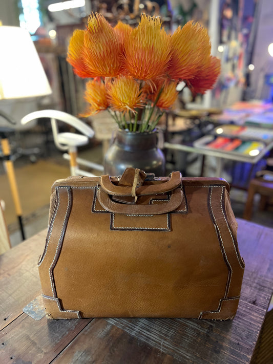 Maletín de médico antiguo en color beige