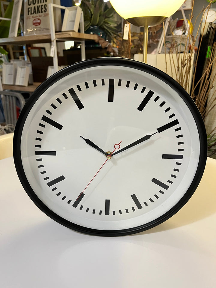 Reloj negro sin numeros